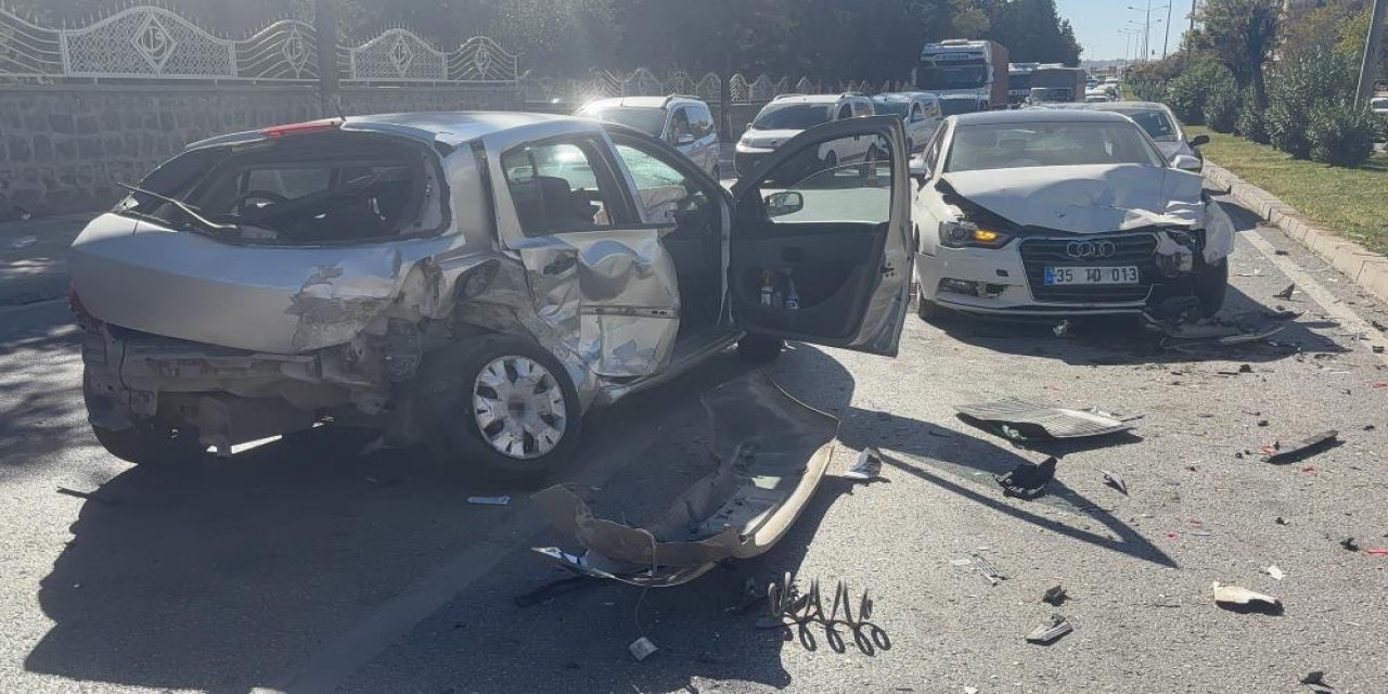 Gaziantep'te Kontrolden çıkan otomobil  iki otomobile çarptı, çok sayıda yarlı var