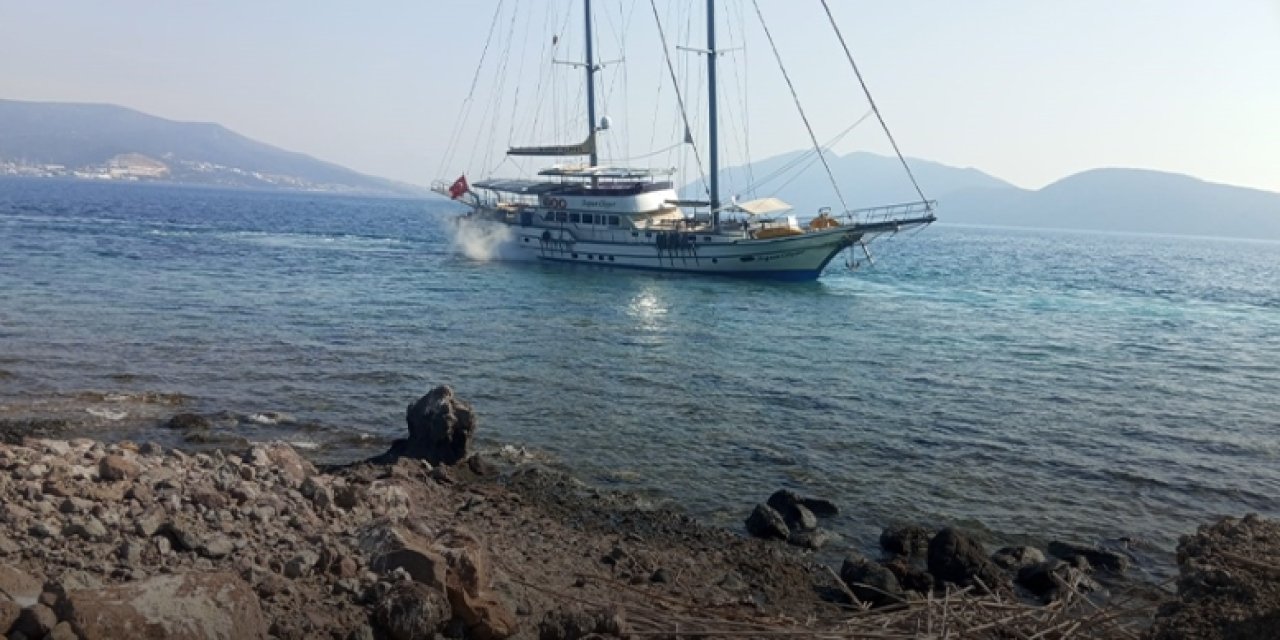 Muğla da yelkenli tekne karaya oturdu