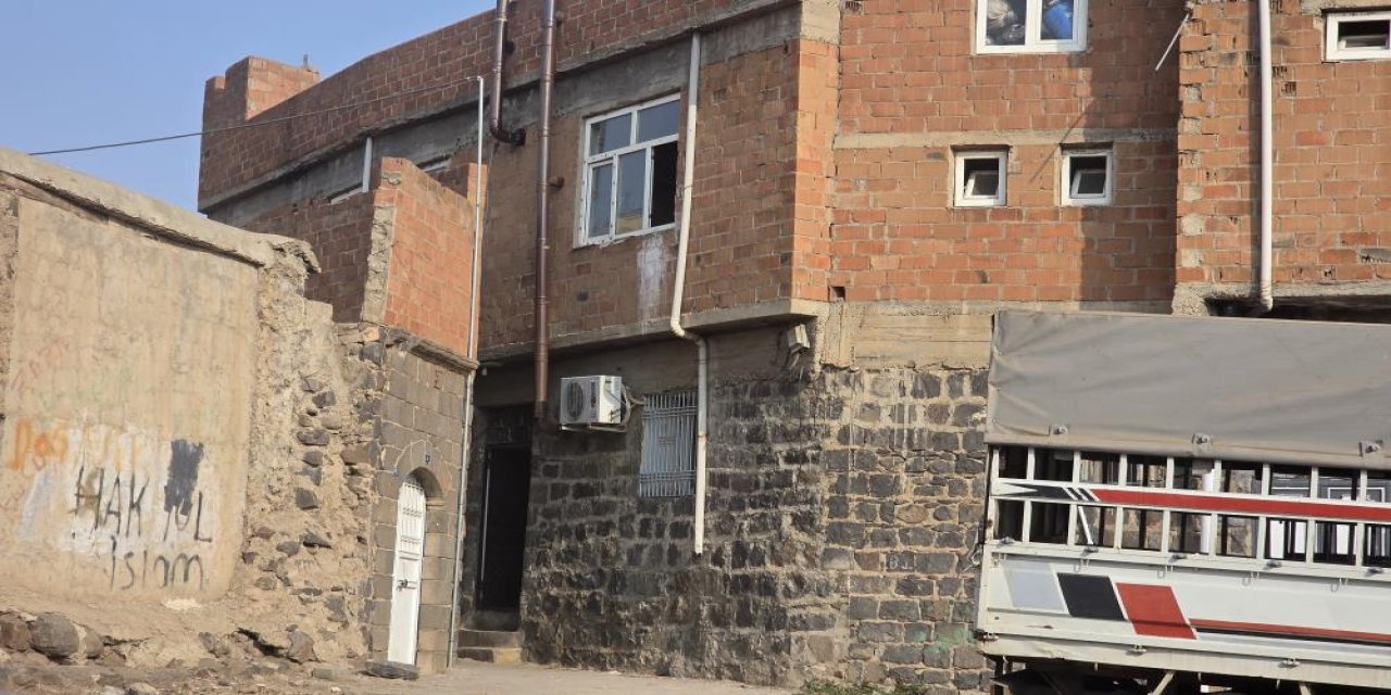 Siverek'te bir evde silahlı çatışma: 1 ölü, 8 gözaltı