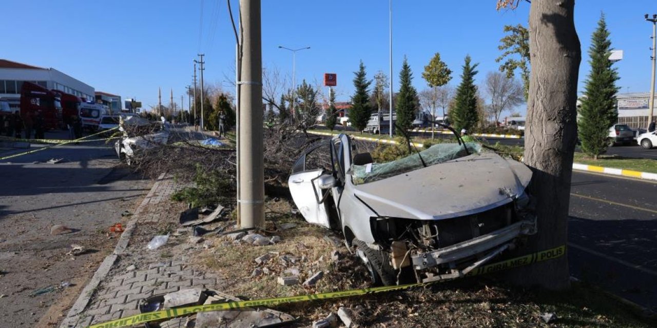 Ağaca çarpan otomobil ikiye bölündü: 2 ölü 1 yaralı
