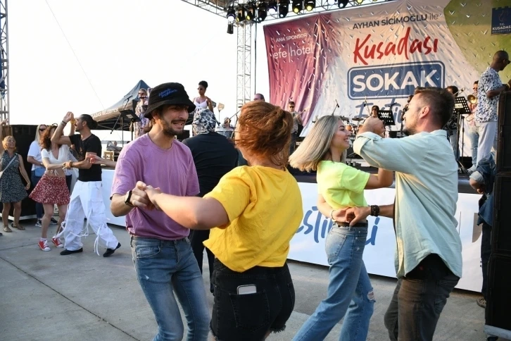 Kuşadası’nı sokak festivali coşkusu sardı