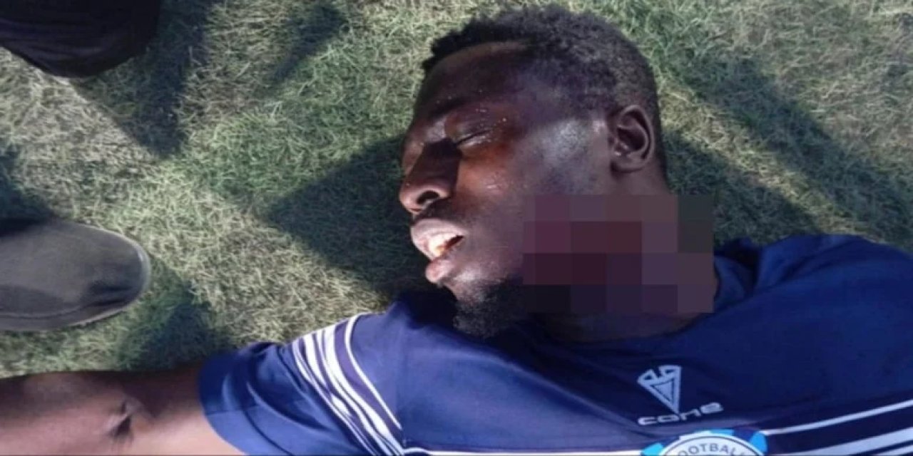 Futbolda dehşet: Sahaya giren taraftar, futbolcunun boğazını kesti