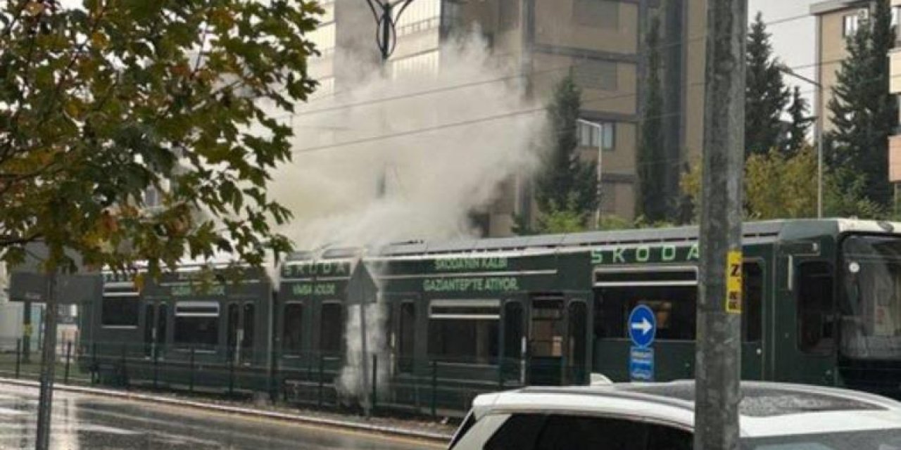 Gaziantep’te tramvaya yıldırım çarptı: Yüzlerce yolcu panik yaşandı