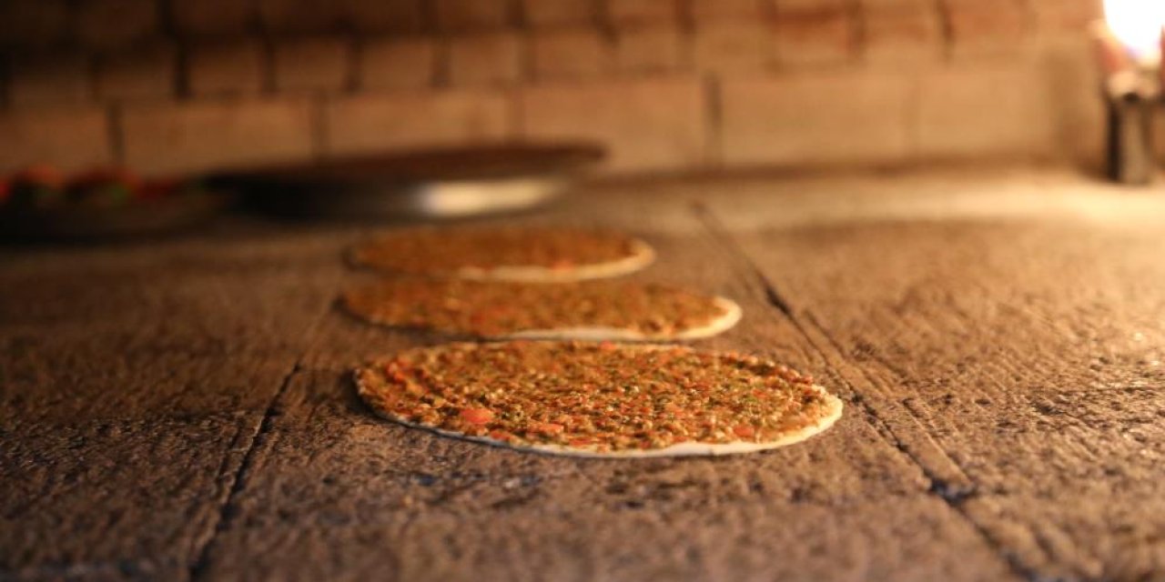 Antep lahmacunu tescilli tarifiyle pişirildi