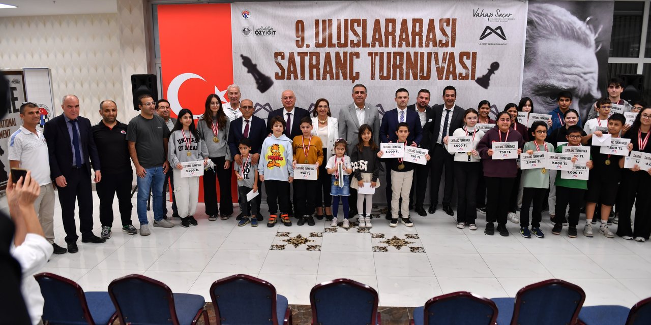 Mersin’de 9. Uluslararası Satranç Turnuvası'nda sporculara ödülleri verildi