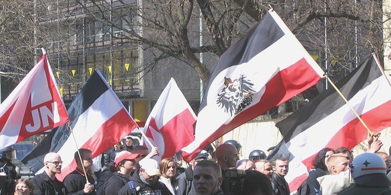 Almanya’da polis 535 neo-Nazi yanlısını arıyor