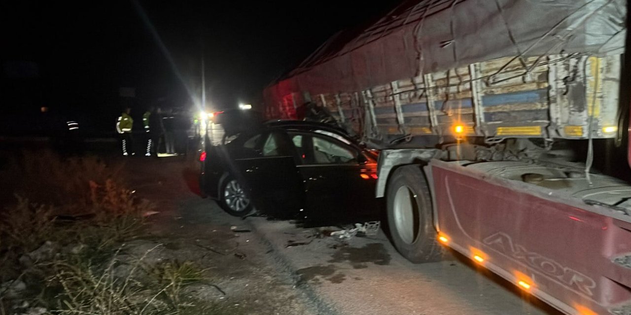 Korkunç kaza, otomobil tırın altına girdi 2 ölü, 2 yaralı