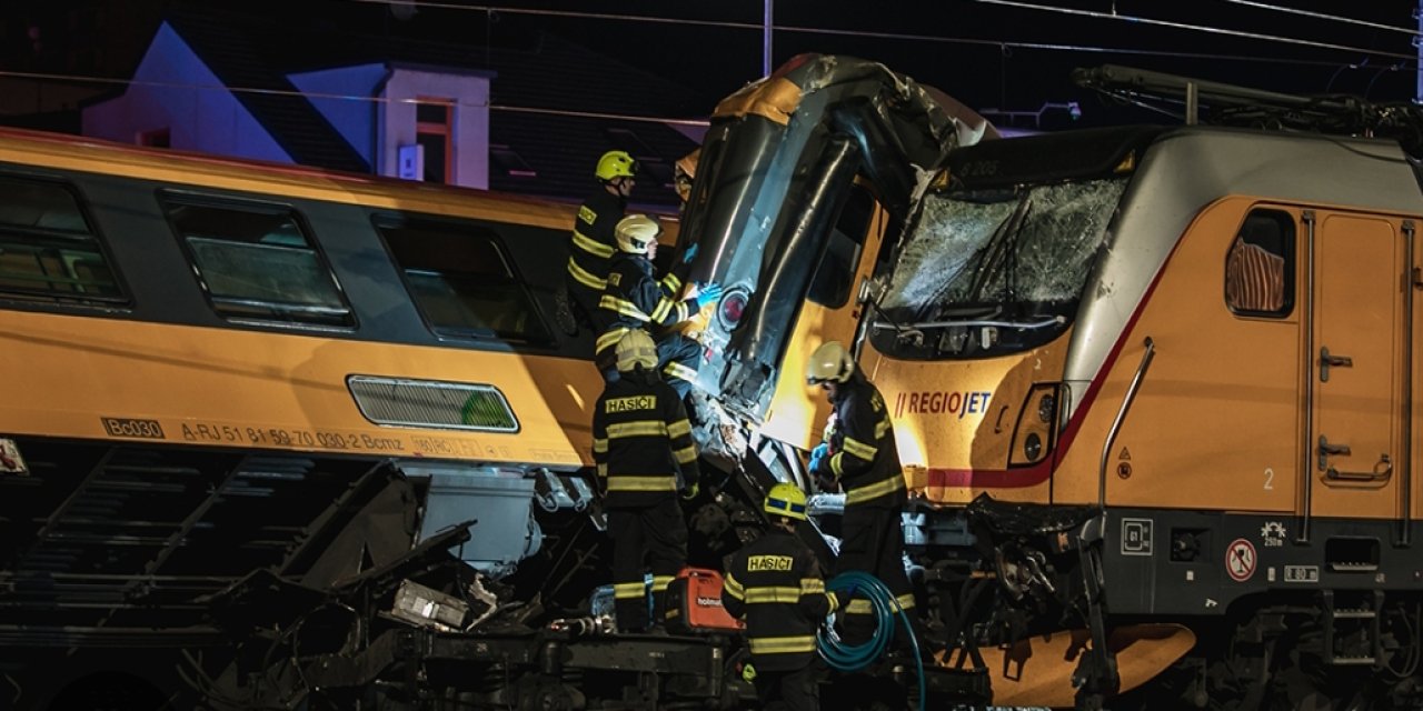 Çekya’da yolcu trenleri çarpıştı çok sayıda yaralı var