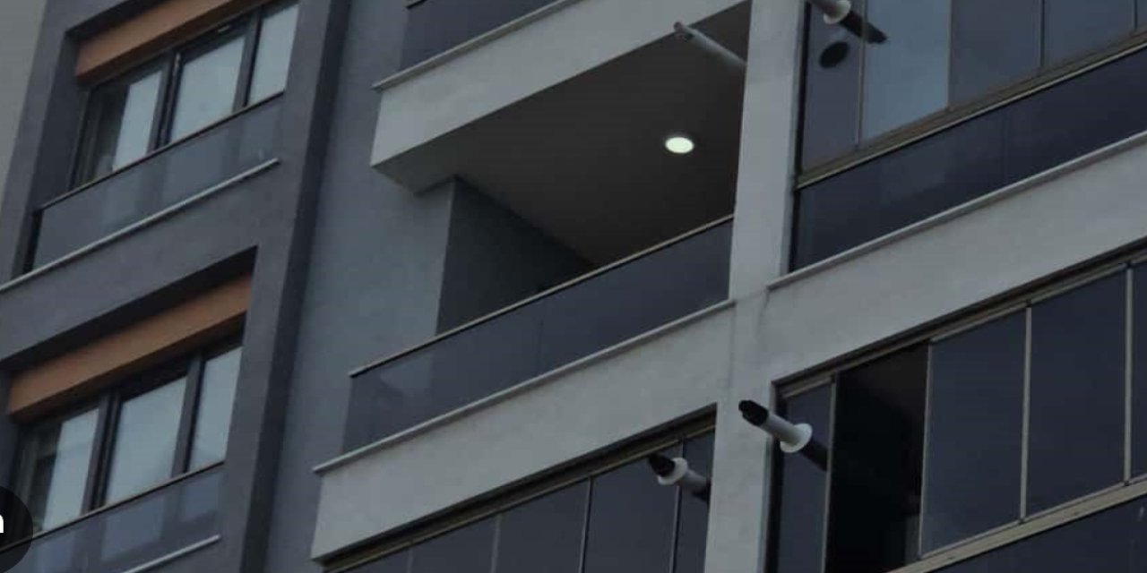 Kadın dördüncü kattan aracın üzerine düştü