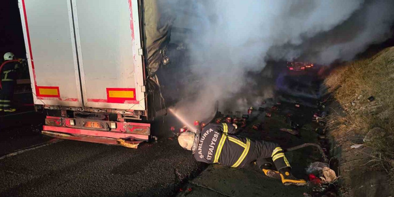 Şanlıurfa’da salça yüklü tır alev alev yandı
