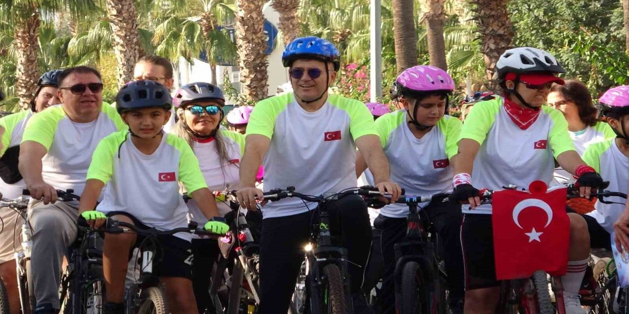Bisiklet tutkunları Mersin'de pedal çevirdi