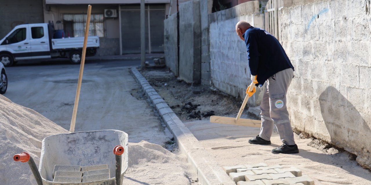 Toroslar belediyesi, yol ve kaldırım çalışmalarında hız kesmiyor