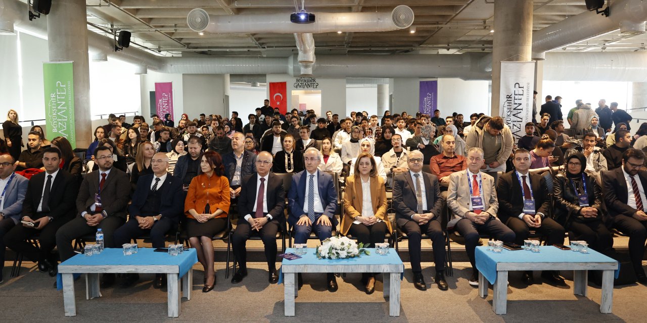 "Yükseköğretimde Yapay Zeka Entegrasyonu Zirvesi" yoğun katılımla gerçekleştirildi