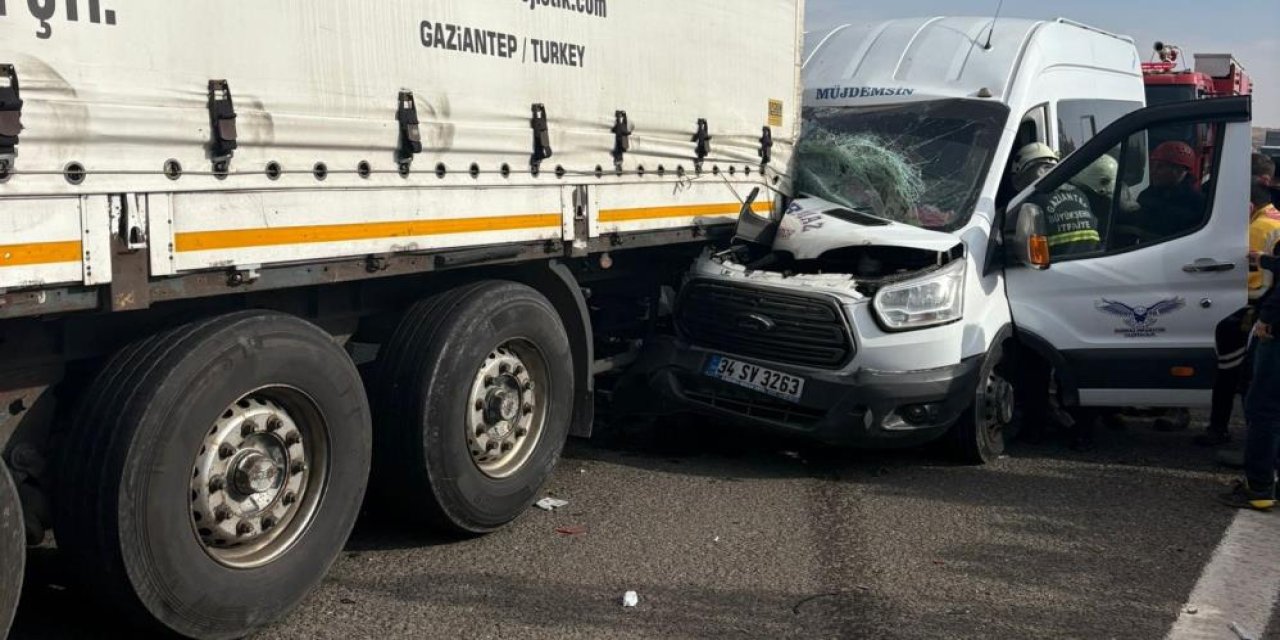 Gaziantep'te minibüs tıra arkadan çarptı: 5 yaralı