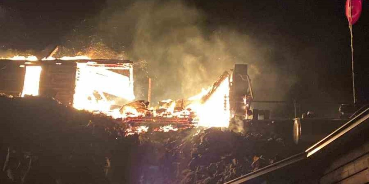 Bayburt ta Kırklar Dağı Mescidi yanarak kül oldu