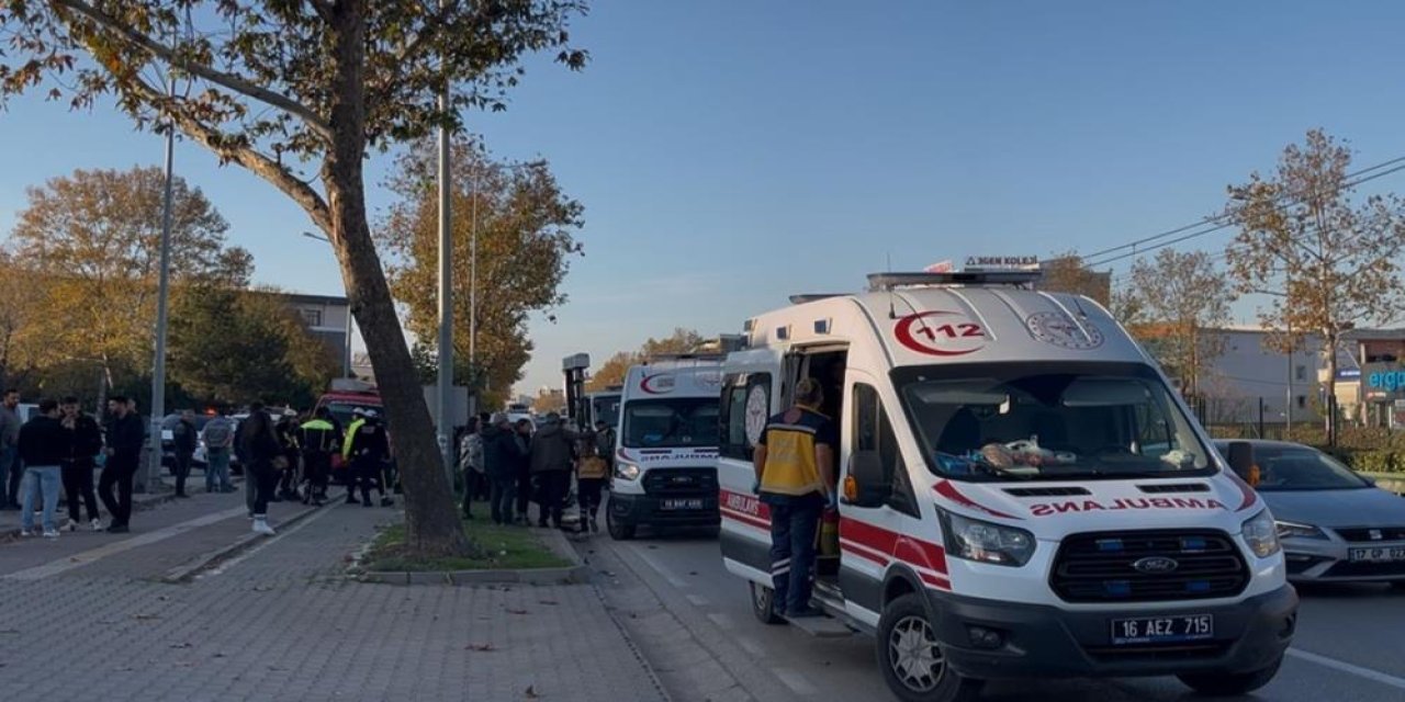 Yarış yapan iki otomobil dehşet saçtı: 13 yaralı