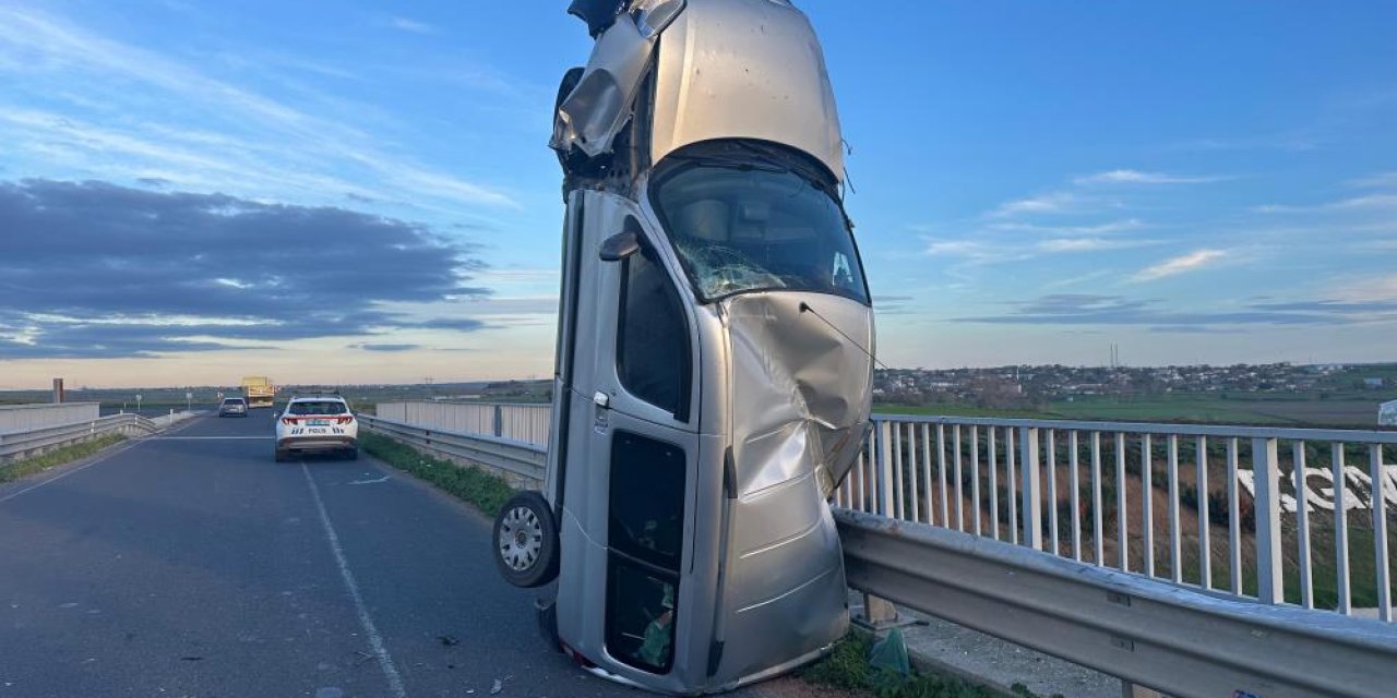 Tekirdağ-Kırklareli yolunda ilginç kaza: Bariyere çarpan araç dik durdu