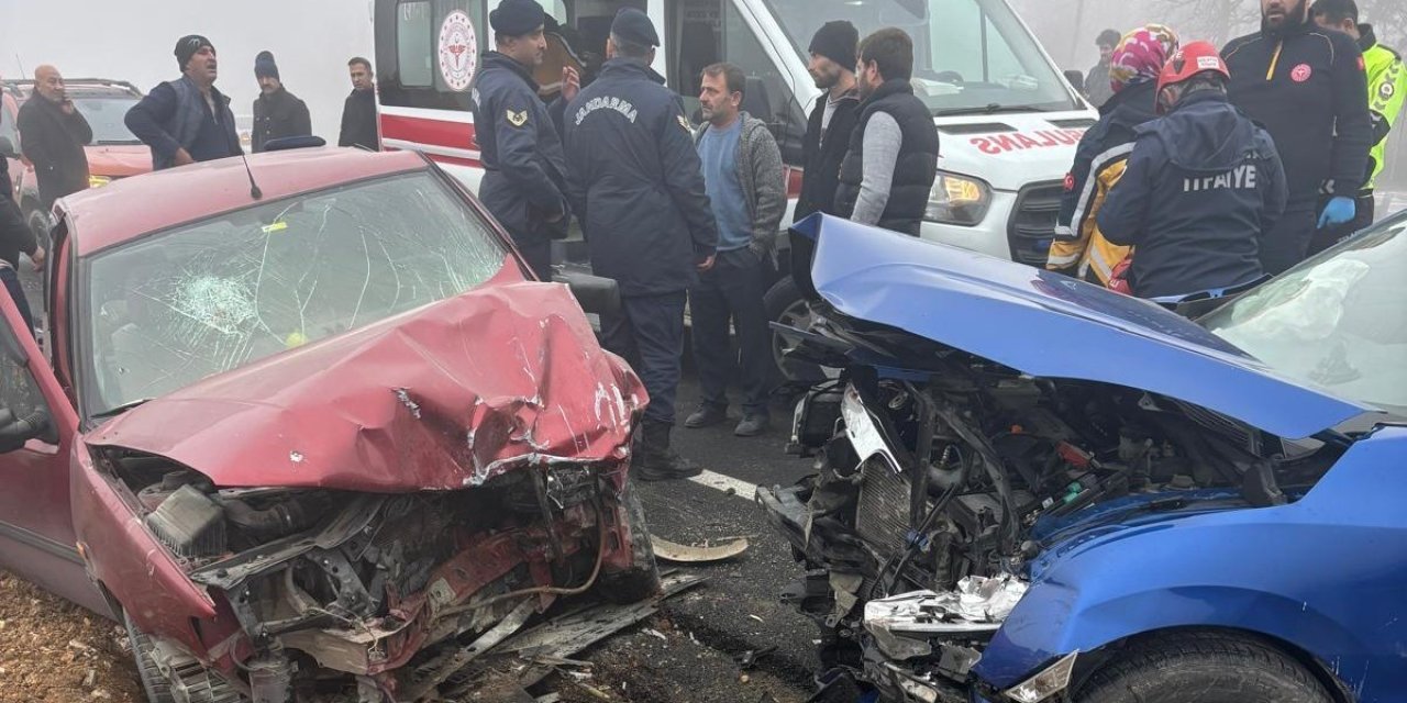 Malatya’da iki otomobil karşılıklı çarpıştı 5 yaralı var