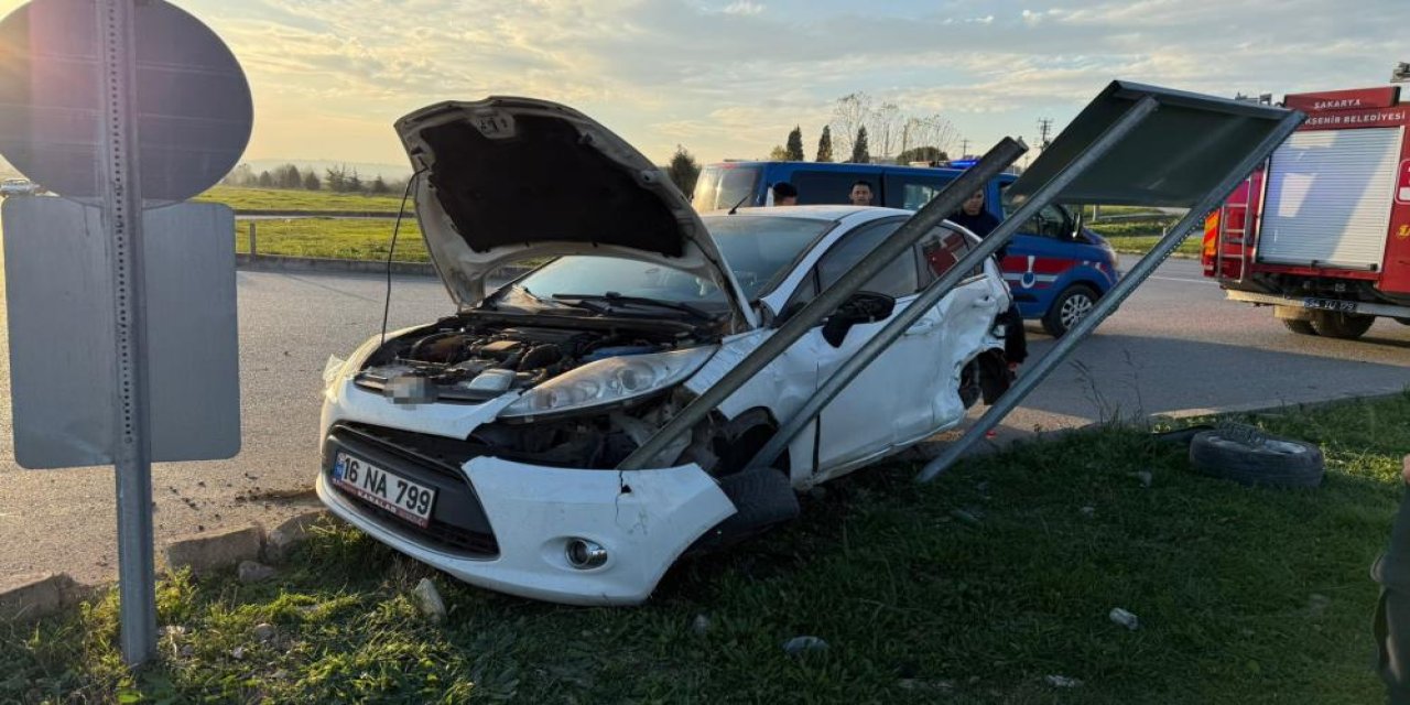 İki otomobil çarpıştı, ortalık savaş alanına döndü: 6 yaralı