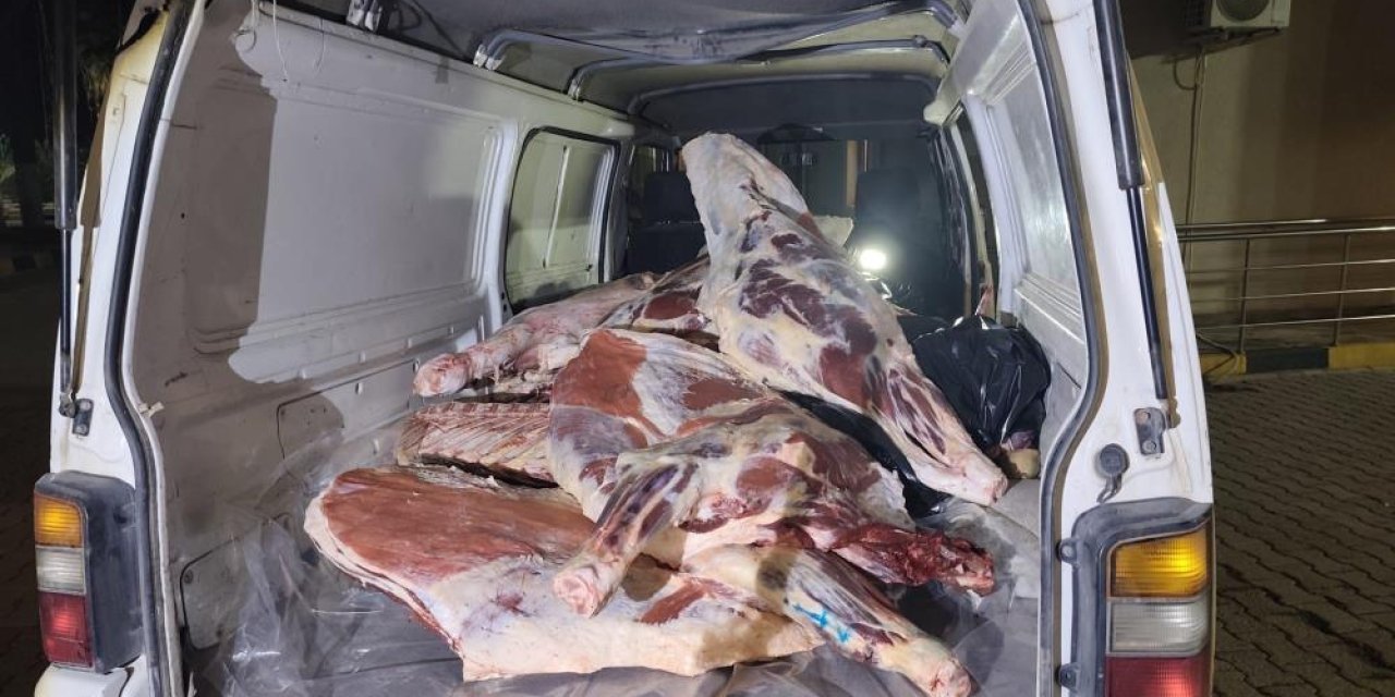 Minibüste menşei belirsiz 1 ton kırmızı et ele geçirildi