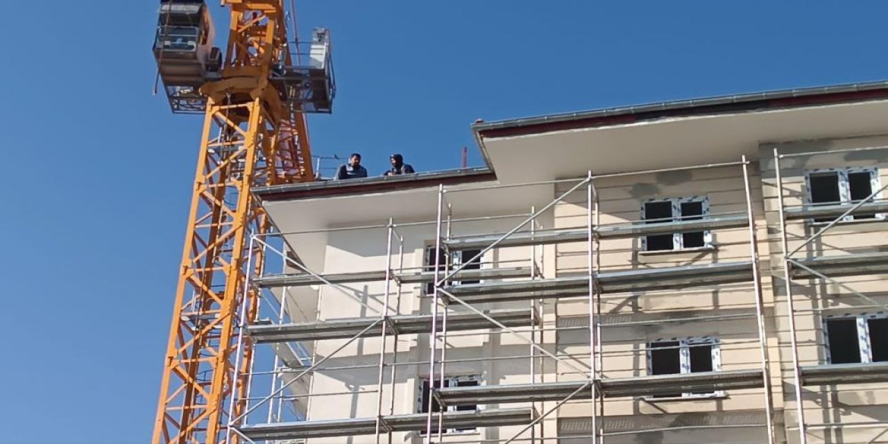 Şoke eden duyarsızlık! Arkadaşları canıyla boğuşurken onlar seyretti