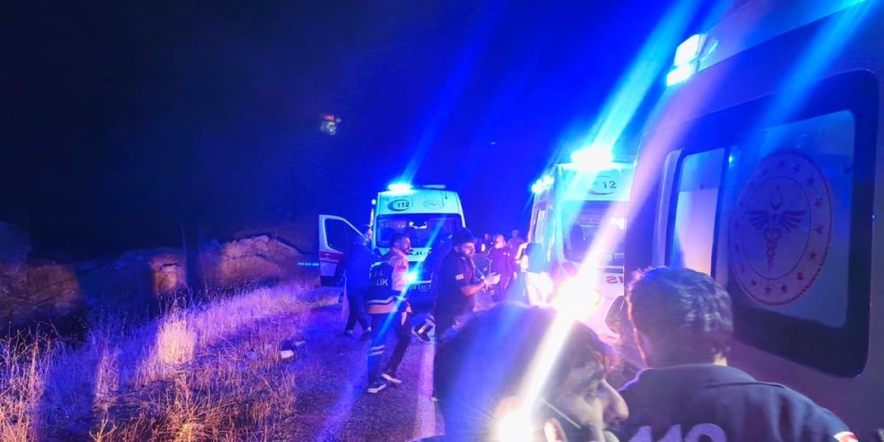 İşçileri taşıyan otobüs devrildi ortalık savaş alanına döndü: 17 yaralı