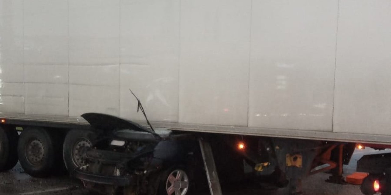 Korkunç kaza! tırın altında kalan otomobildeki karı koca hayatını kaybetti