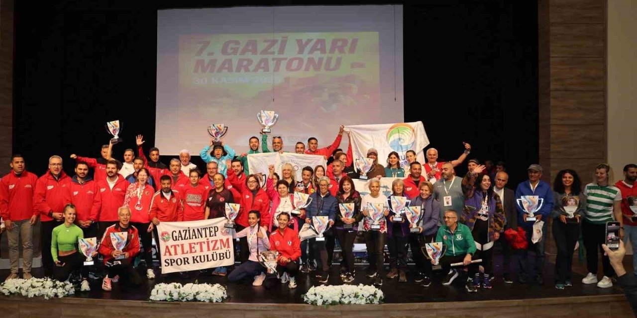 Gazi Yarı Maratonu’nda dereceye girenlere ödül verildi