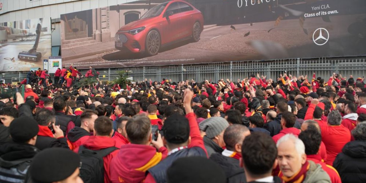 Galatasaray taraftarları derbi için stada geldi