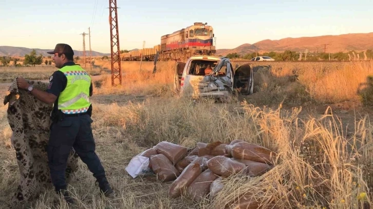 Elazığ'da tren afif ticari araca çarptı