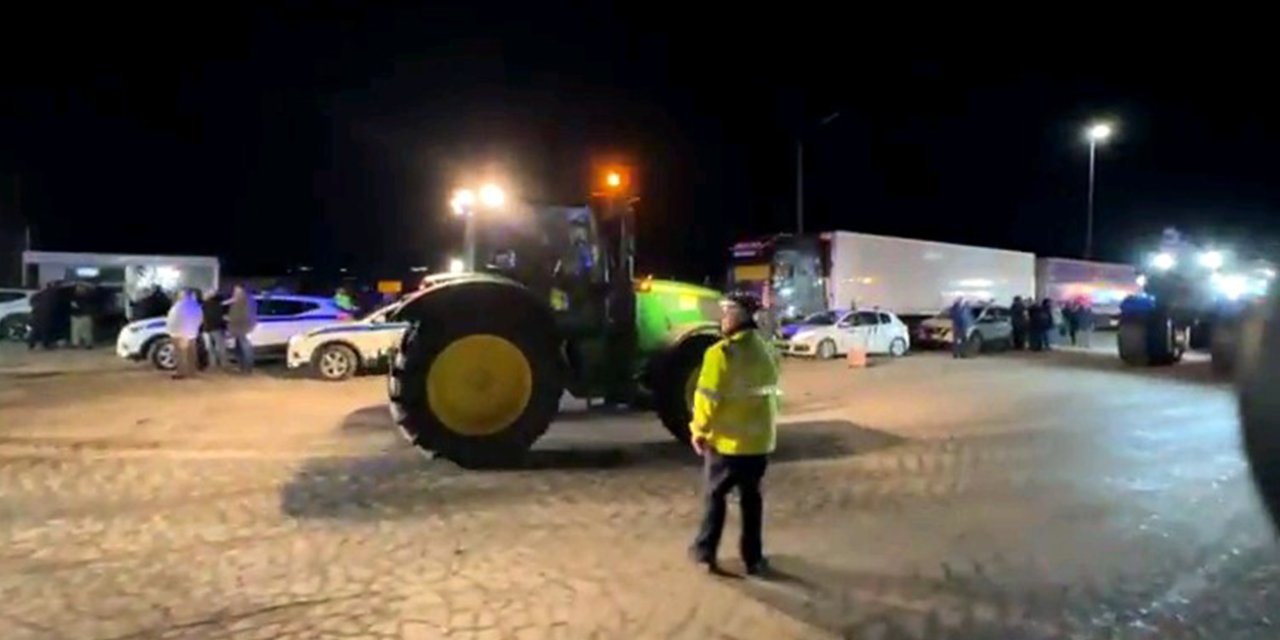 Yunanistan’da çiftçiler traktörler ile eylem başlattı