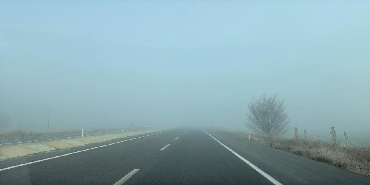 Yoğun sis nedeniyle kara yolu ulaşıma kapatıldı