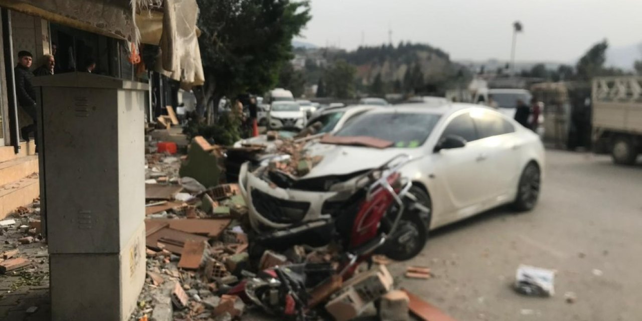 Hatay’da yıkılan duvar 3 otomobil ve 1 motosikleti hurdaya çevirdi