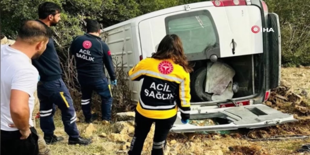 Tarım işçilerini taşıyan minibüs kaza yaptı 1 ölü 3 yaralı