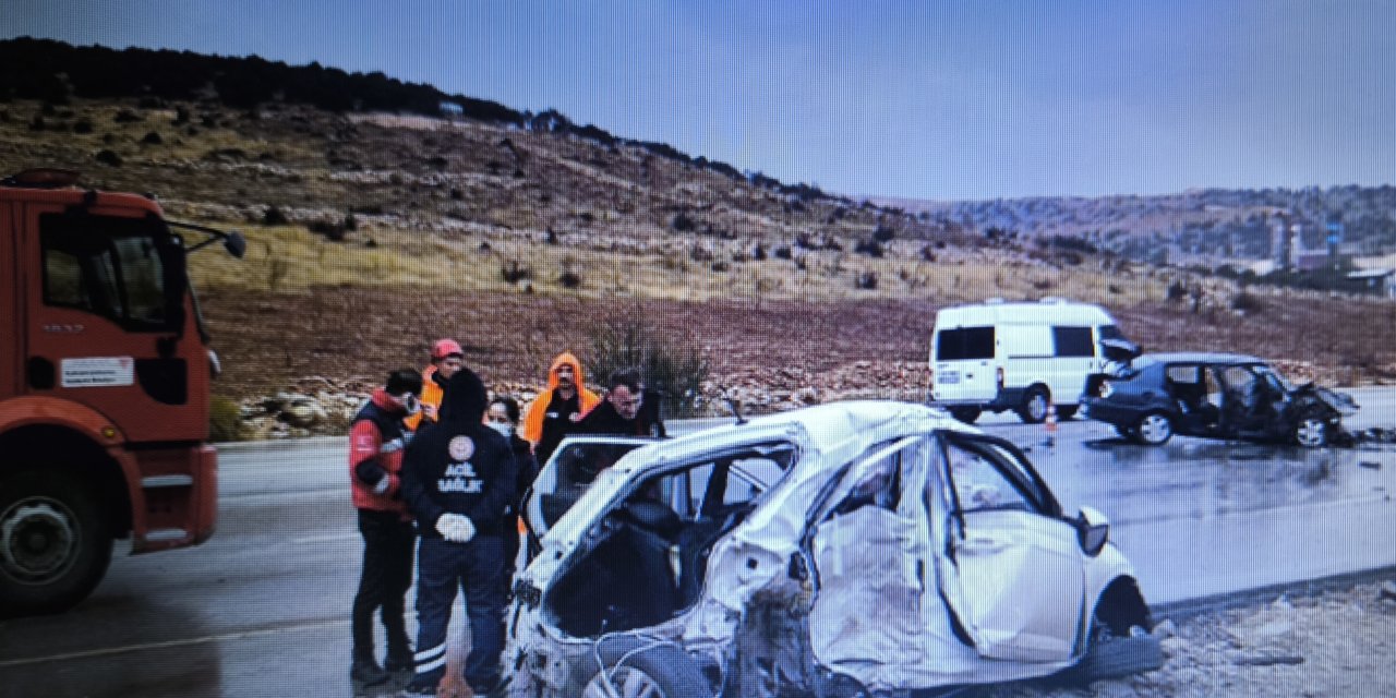 Pazarcık-Gölbaşı karayolunda korkunç kaza 1 doktor öldü 2 kişi yaralı