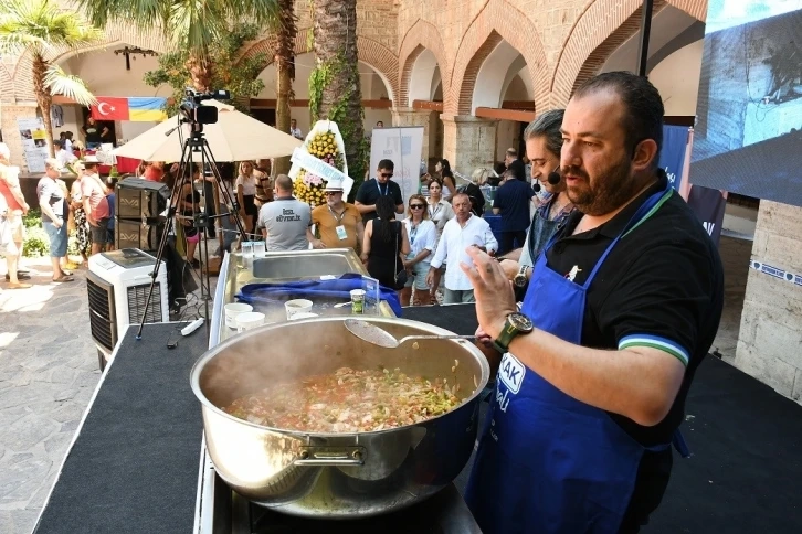 Kuşadası Sokak Festivali Ünlü şef Hazer Amani ile tatlandı