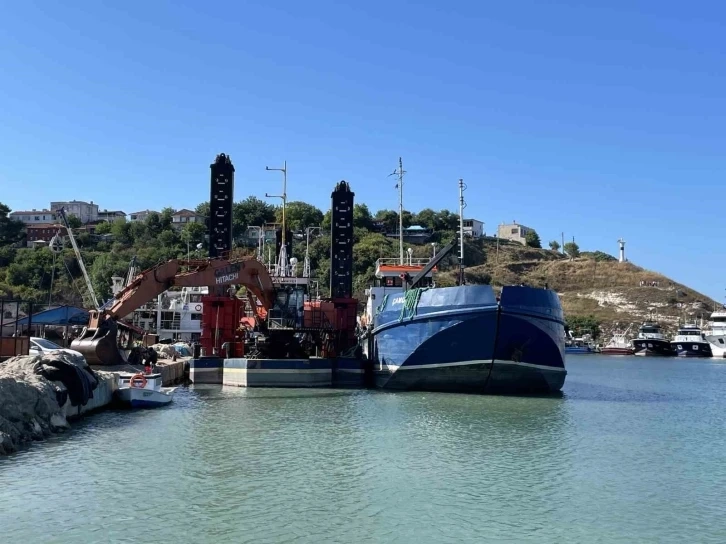 Kırklareli'nde Kıyıköy Limanı temizleniyor