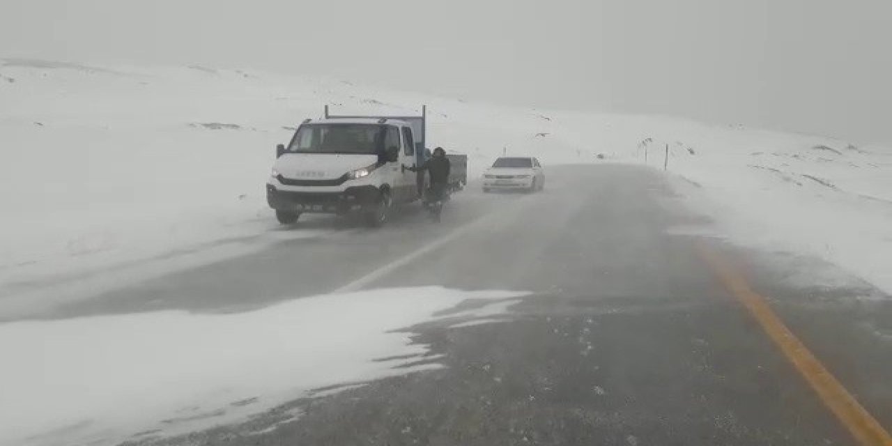 Erzurum’da yoğun kar ve tipi yolu kapattı araçlar mahsur kaldı