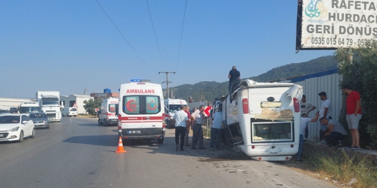 Adıyaman da minibüsü ile otomobil çarpıştı: 5 yaralı