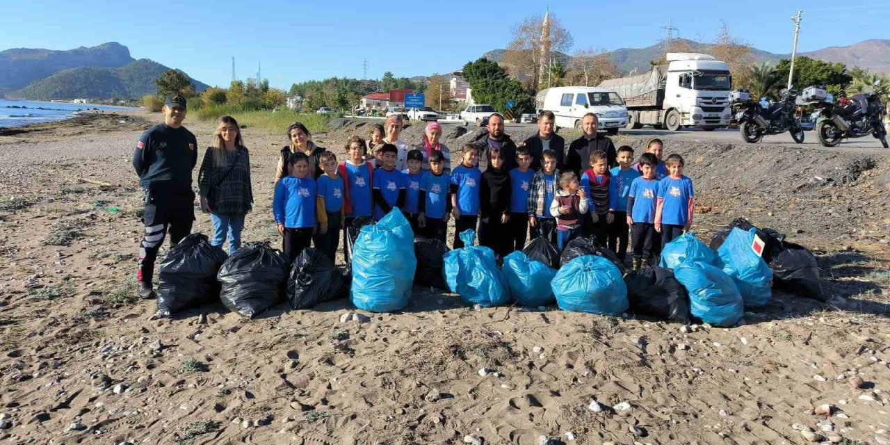 Mersin sahilinde öğrenciler temizlik yaptı