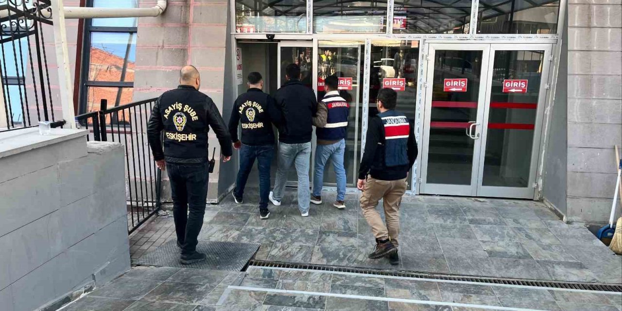 Dolandırıcılık suçundan aranan şahıs yakalandı