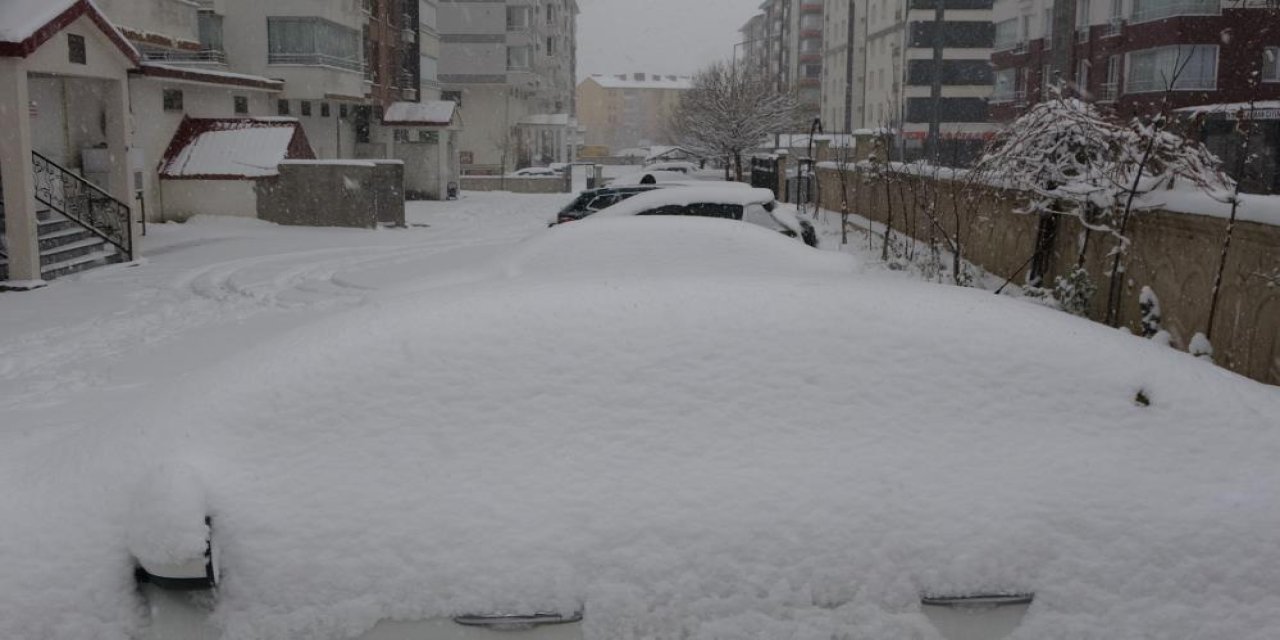 Bitlis’te yüzlerce köy yolu ulaşıma kapandı