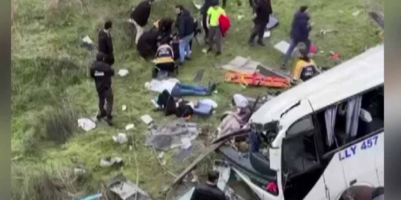 Servis minibüsü şarampole yuvarlandı: 4 ölü, 7 yaralı