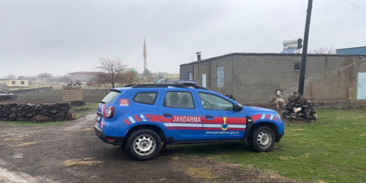 Bir kişi tartıştığı eşi ve oğlunu öldürdü