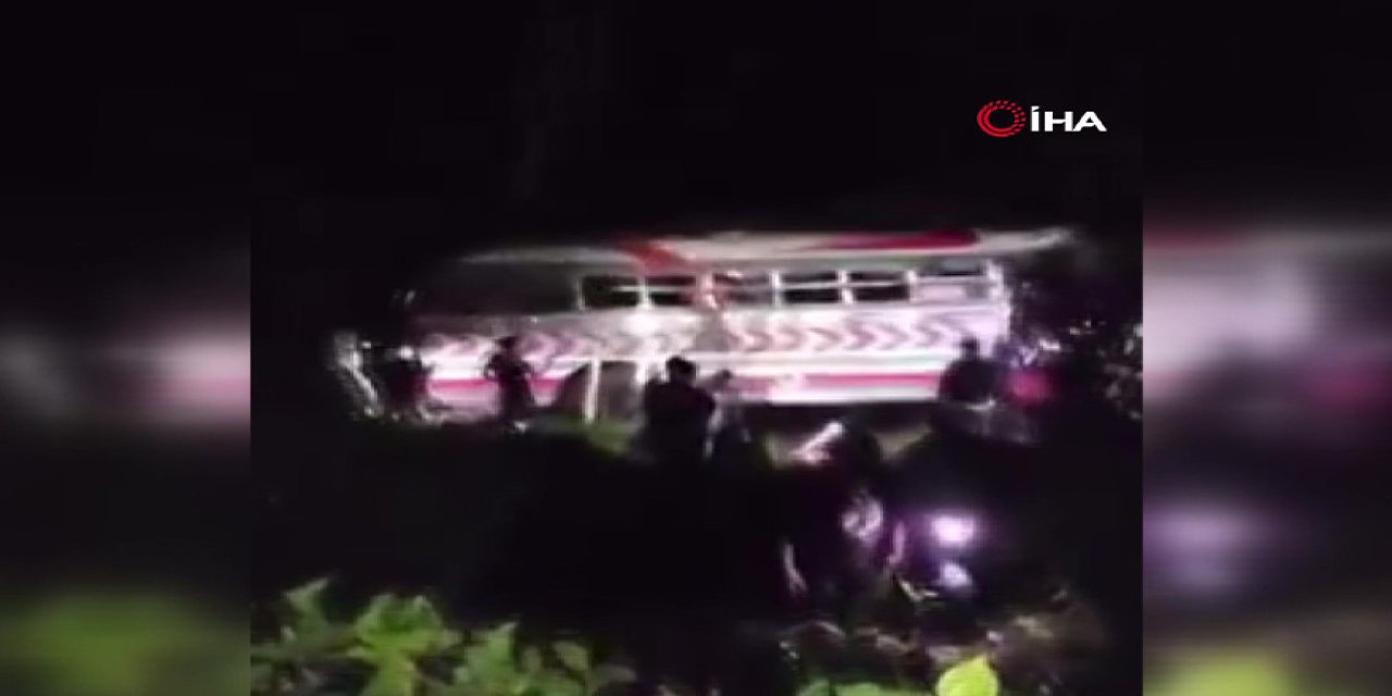 Otobüs uçuruma yuvarlandı: 15 ölü, 19 yaralı