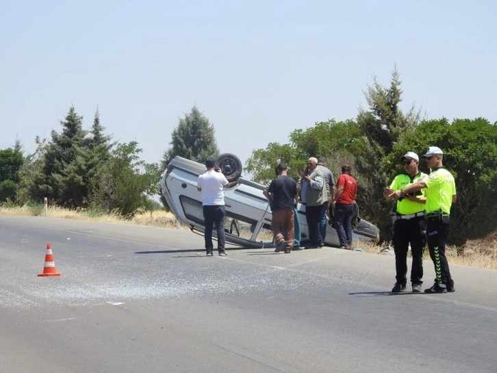 Kilis-Gaziantep karayolunda kontrolden çıkan otomobil devrildi, 2 kişi yaralandı