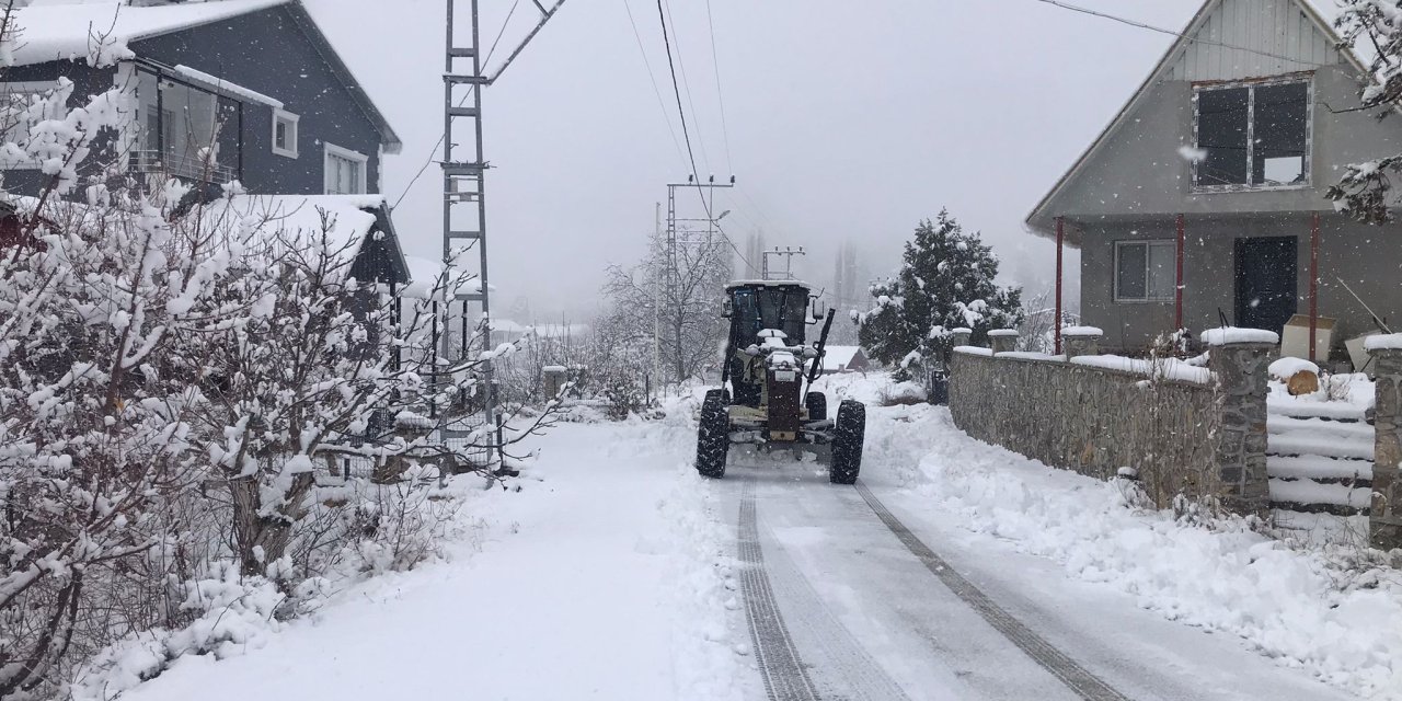 Toroslar Belediyesinden karla kapanan yollara hızlı müdahale