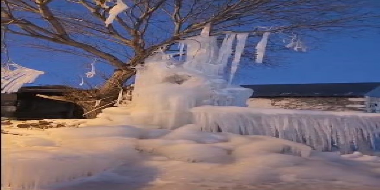 Su hattı patladı, fışkıran su havada dondu