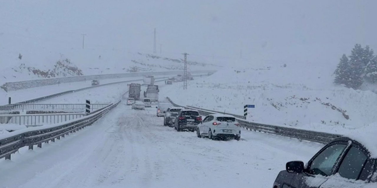 Mardin ve Diyarbakır'da, yollar kapandı çok sayıda kaza meydana geldi
