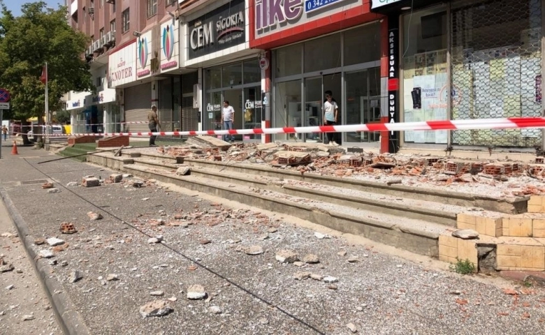 Gaziantep'te İş merkezinin çatı duvarı çöktü, faciadan dönüldü